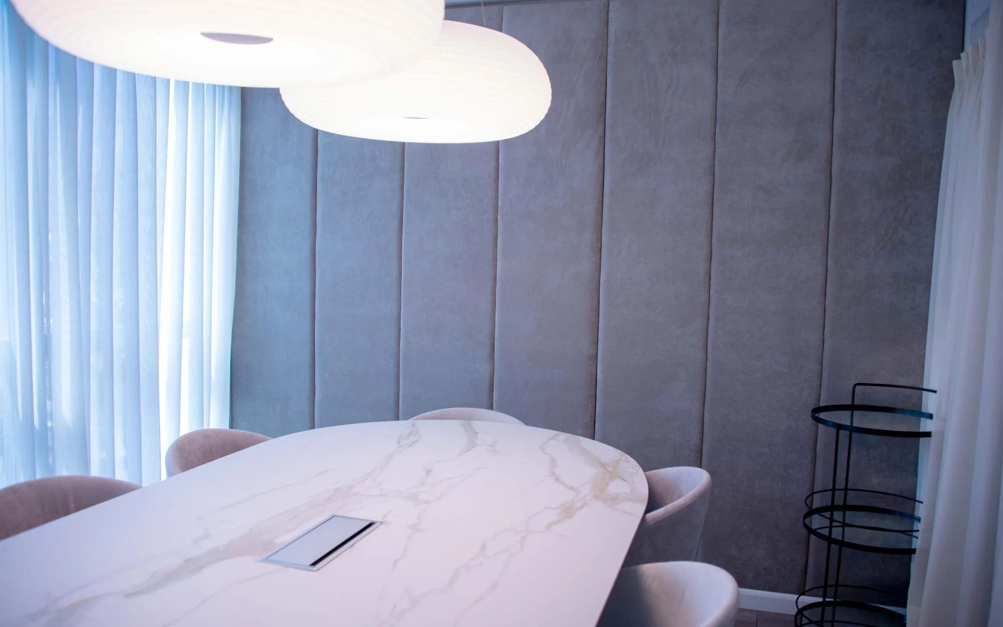 Sala de reuniones con mesa de mármol y sillas tapizadas